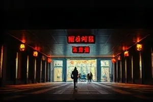 《第九次告别》海报，空荡站台与一本摊开的旧记事本