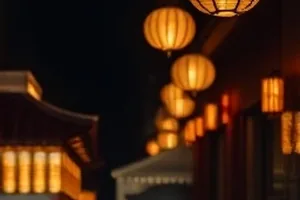 《雨停之前》海报，雨幕中的公交站台与两把靠得很近的伞